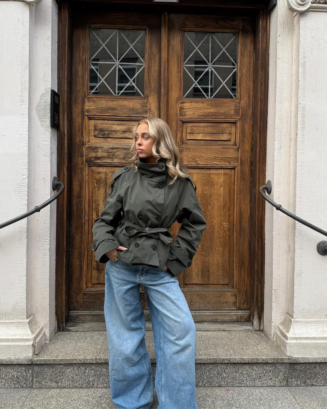 Idessa – Krótki trencz w nowoczesnym wydaniu