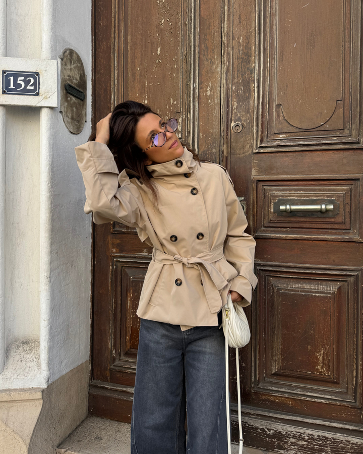 Idessa – Krótki trencz w nowoczesnym wydaniu